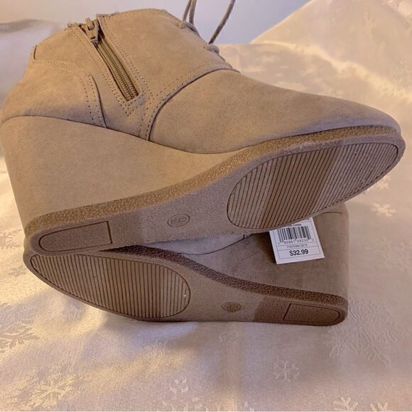 Universal Thread Wedge Ankle Boots Tan Side Zip Sz 9 NWT not worn Gorgeous - Picture 2 of 6
